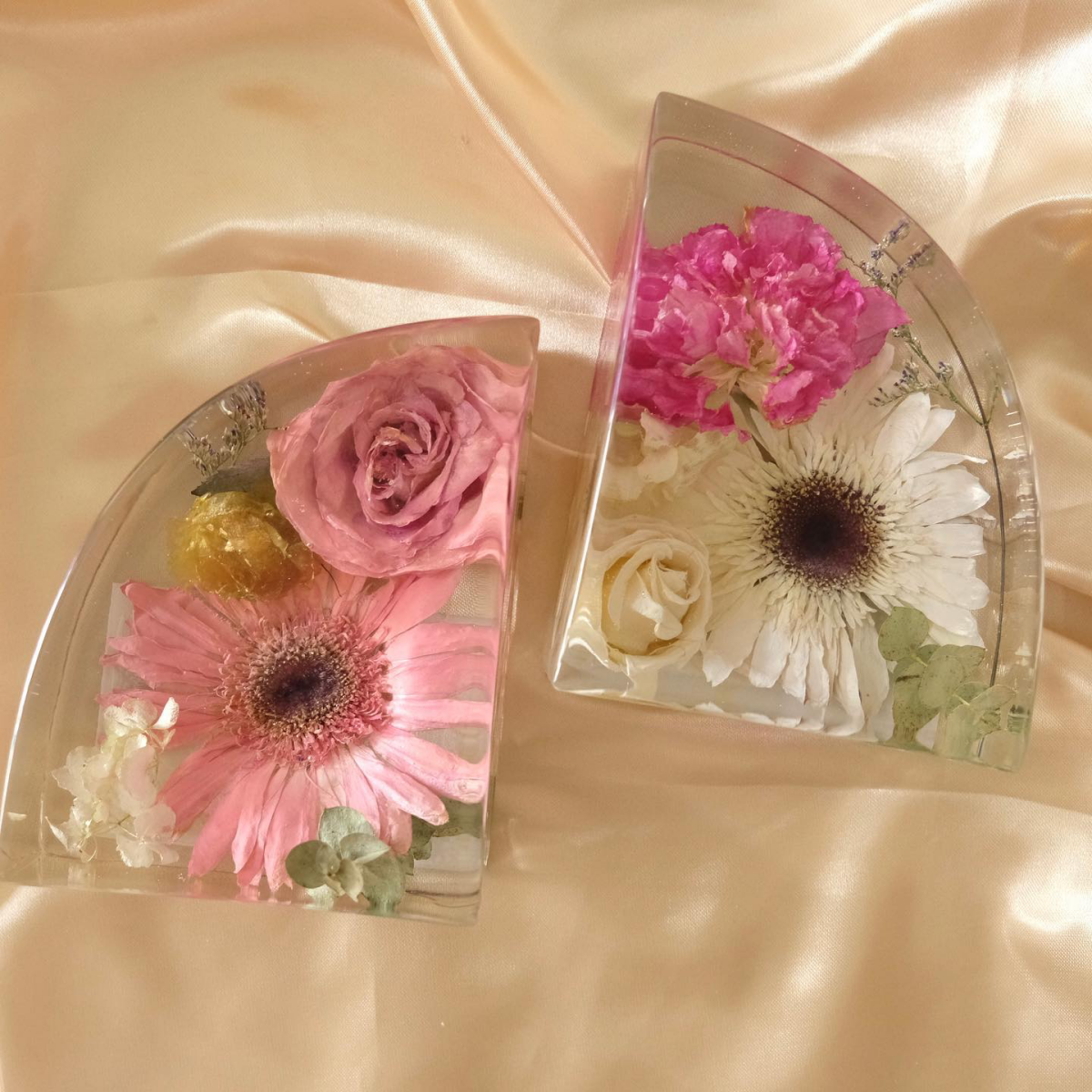 flowers in resin book stoppers