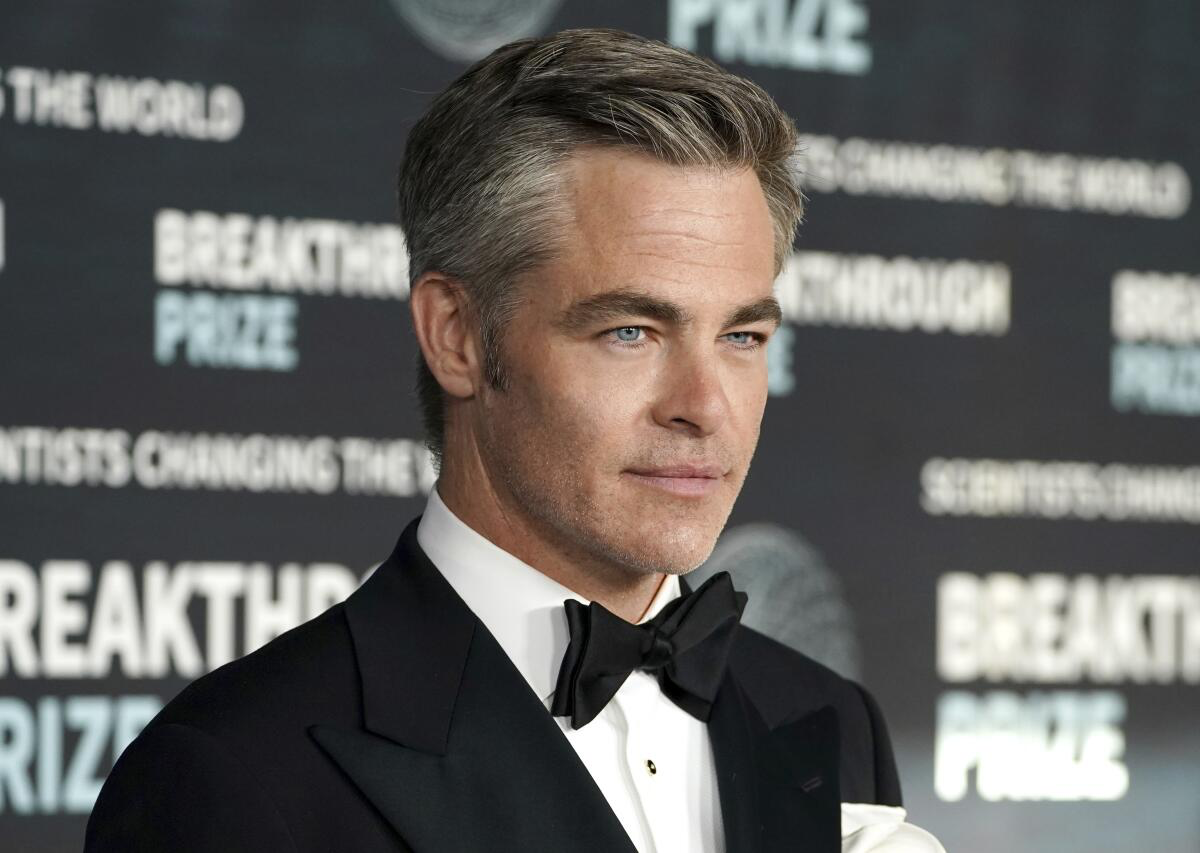 hairstyles for widows peak chris pine red carpet event
