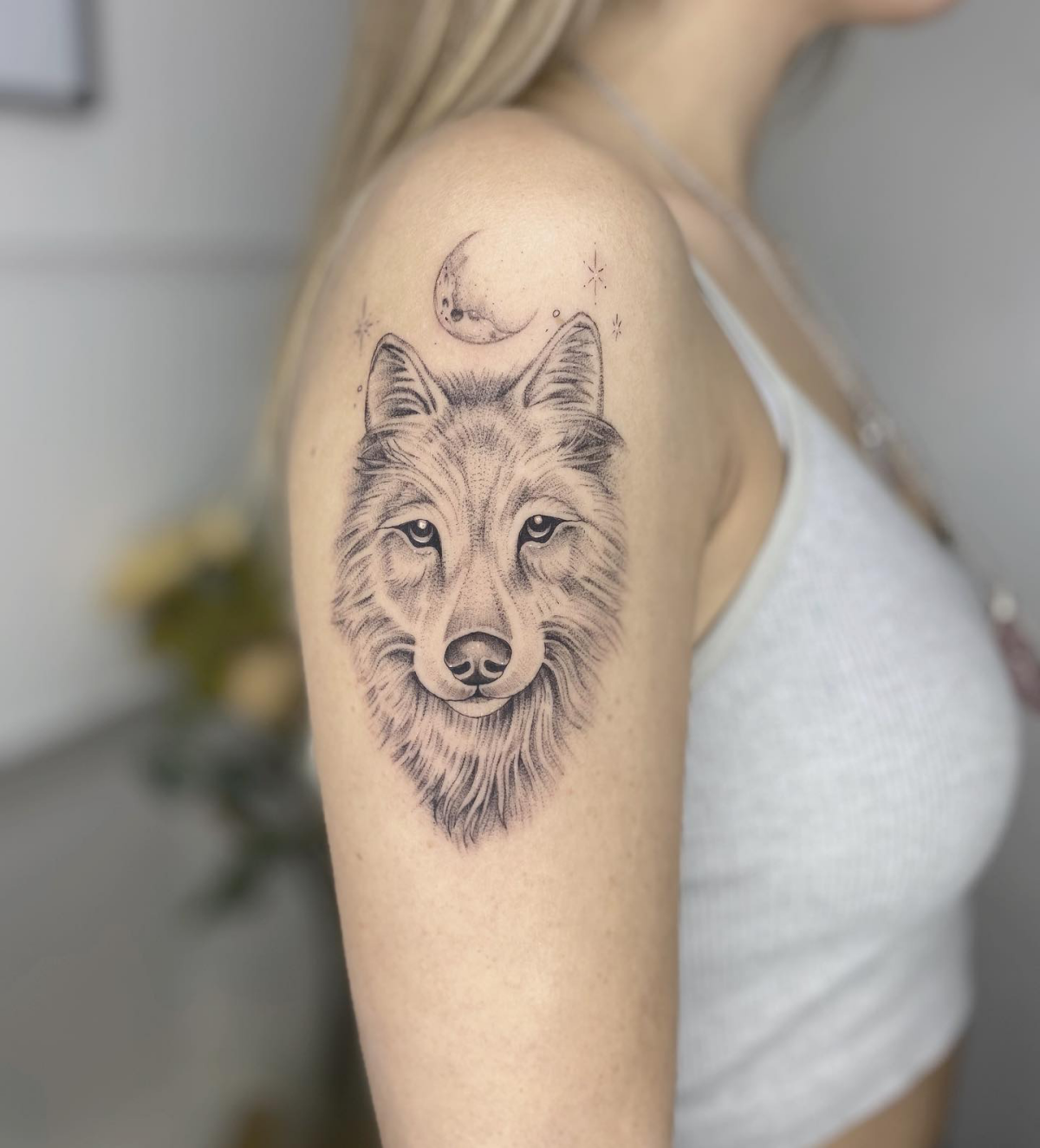 microrealism wolf tattoo