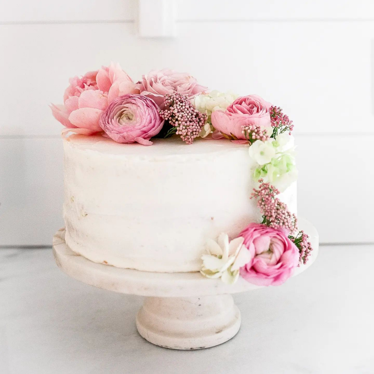 minimalistic cake with flowers