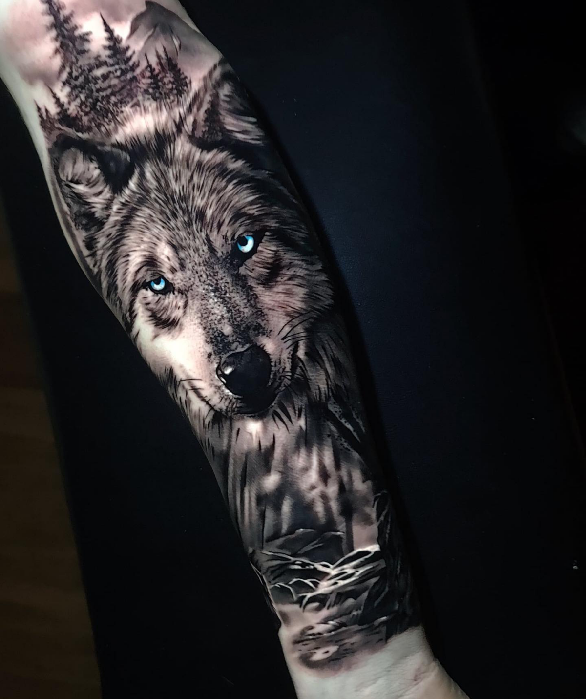realistic wolf tattoo on arm