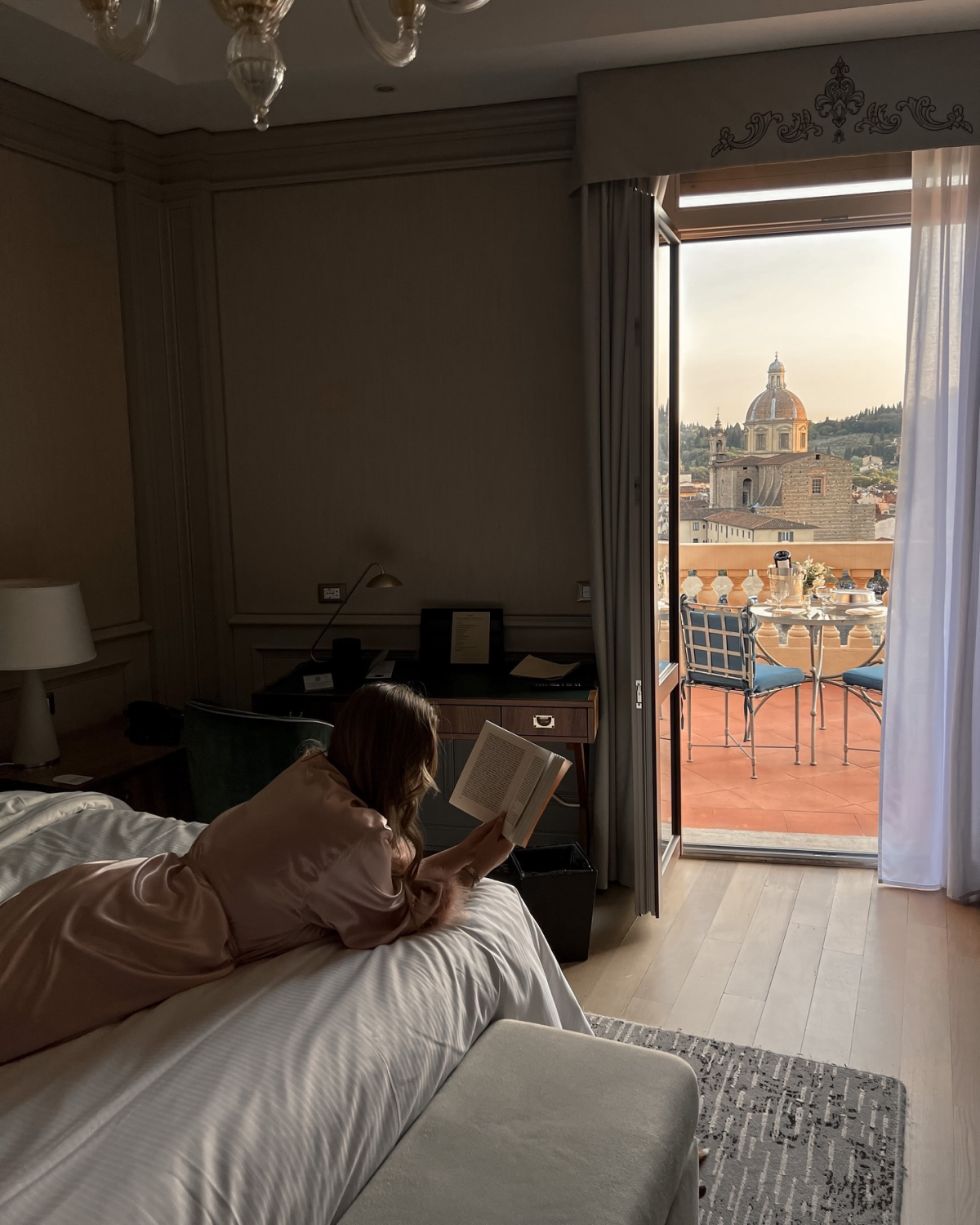 romanticize your life reading in room