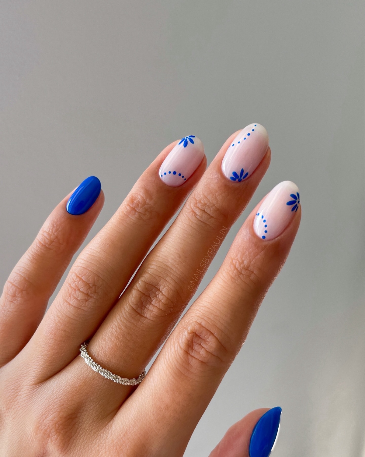 vacation nails in blue and white