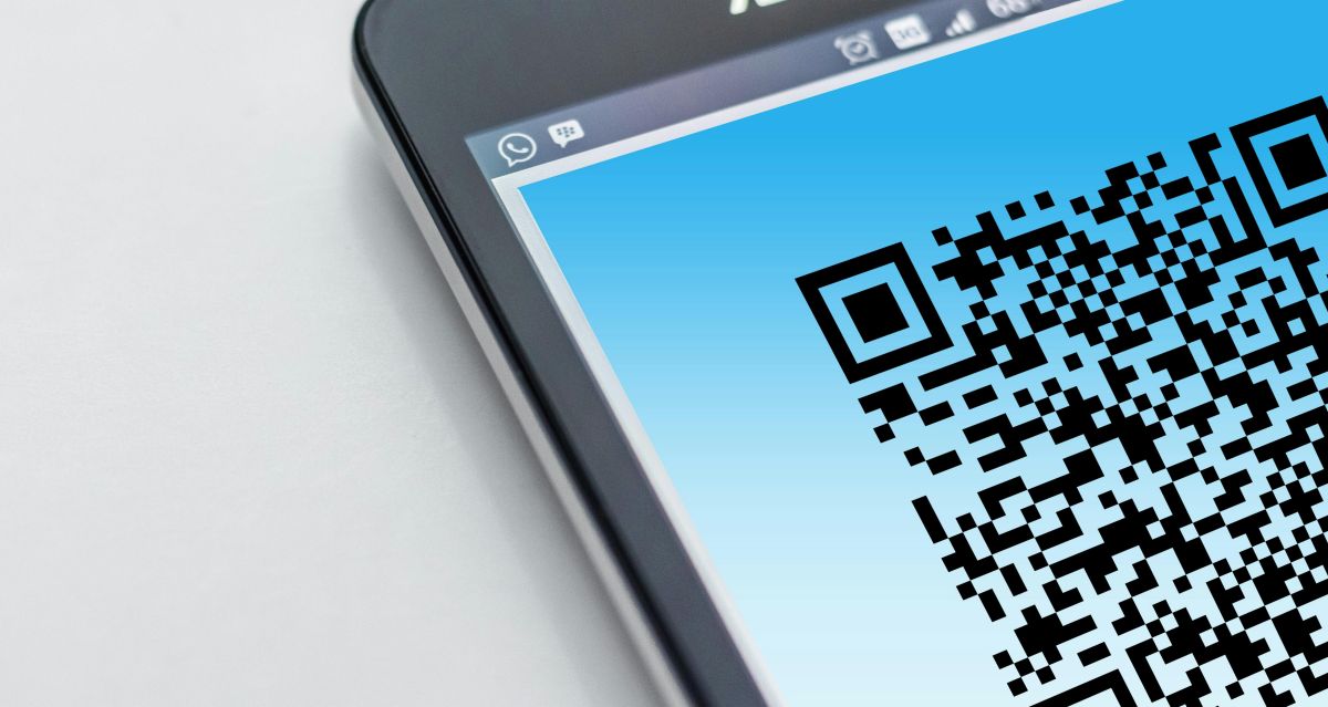 QR Code Signage vs. Traditional Menus: Pros and Cons